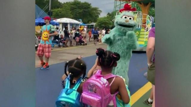 On cam: Sesame Place character appears to ignore girls