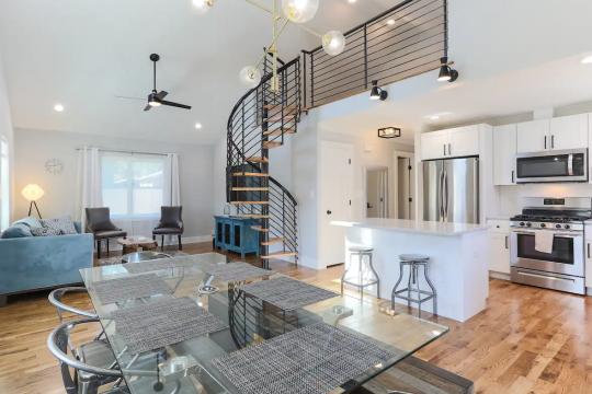 Beautiful New House steps away from Downtown
