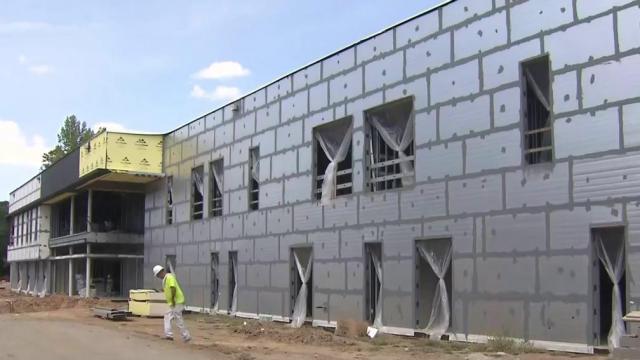 Construction companies struggle to find workers 