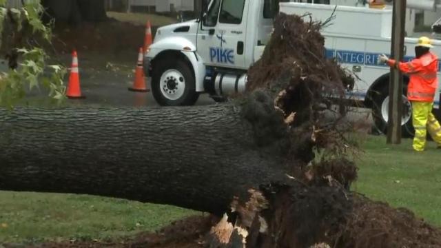 Downed trees, power outages spread across the Triangle as Hurricane Ian arrives in NC