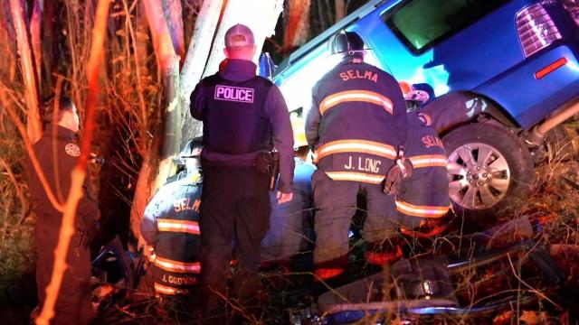 Driver speeds away from officers, crashing into tree in Selma