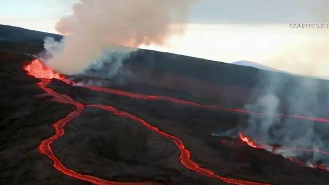 Volcanic eruption from Mauna Loa gets closer to Hawaii's main highway
