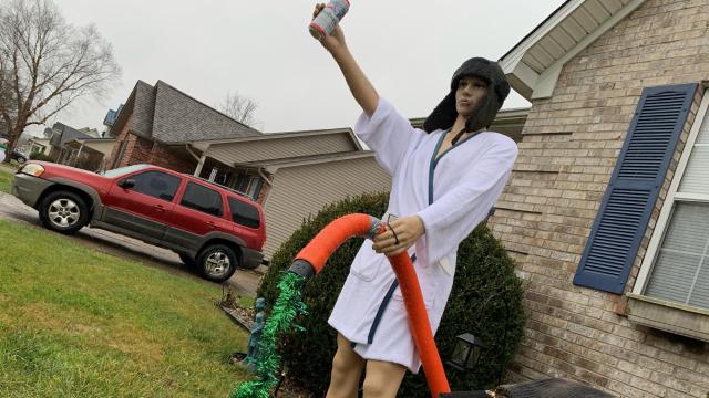 'Christmas Vacation:' Confused neighbor calls 911 about 'Cousin Eddie' display in yard