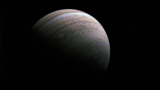 Misi Juno NASA menangkap pemandangan belahan selatan Jupiter ini selama penerbangan dekat-planet 39 pesawat ruang angkasa pada 12 Januari 2022. Memperbesar di bagian kanan gambar (Gbr. B) mengungkapkan dua dunia lagi dalam bingkai yang sama: bulan Jupiter yang menarik Io (kiri) dan Europa (kanan) (NASA/JPL)