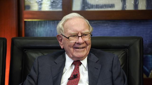 Buffett stays bullish on Bank of America, dumps two other banks