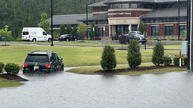 Stranded cars, flooded roads after heavy rain along NC coast 