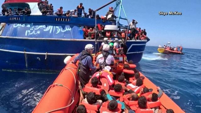 Raw: 600 migrants rescued from boat off Italian coast