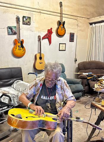 3 de junio de 2023: el fabricante de guitarras Freeman Vines en su taller de Fountain, Carolina del Norte (Foto de Seth Effron)