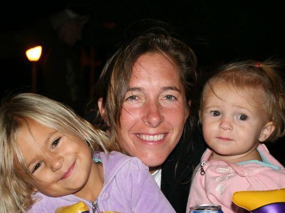 Slain mom's family seeks custody of young daughters
