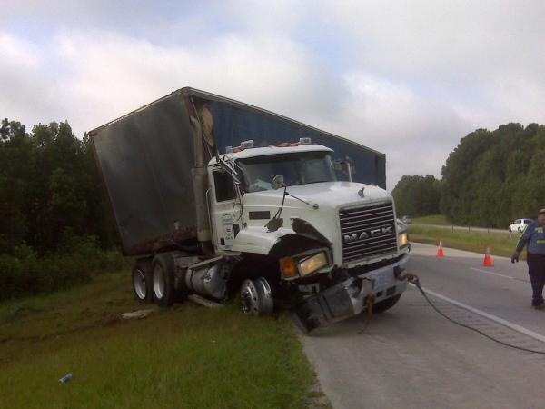 Crash shuts down portion of I-40 in Johnston County