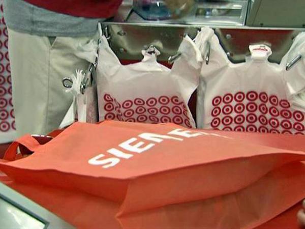 Stores pay customers to shop with reusable bags