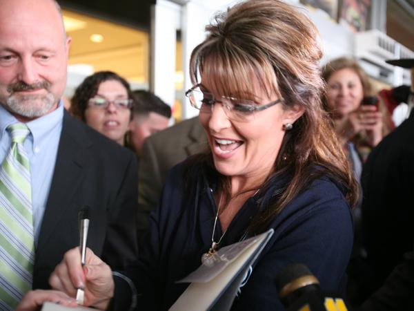 Thousands cheer Palin during Bragg book-signing
