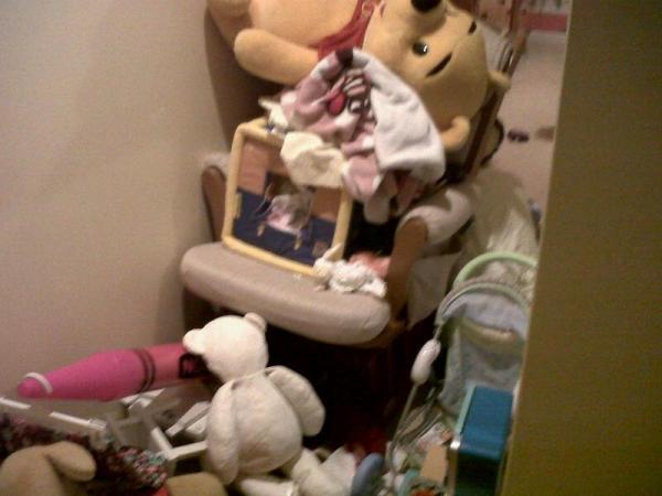 Aysu Basaran's daughter "cleans up" her room.