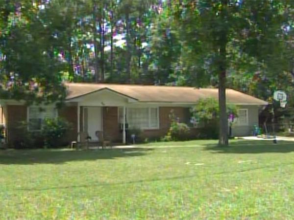 Fayetteville homeowner shoots intruder