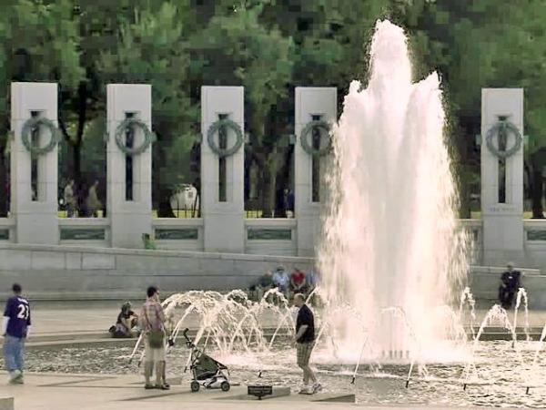 Blustery day can't stop vets from enjoying WWII memorial visit