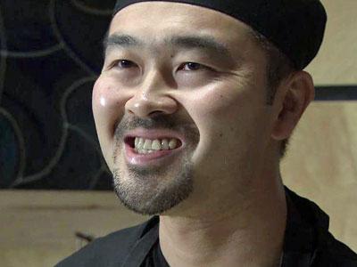 Chef makes sushi roll to help Japan quake victims 