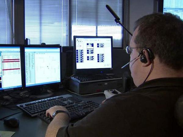 As Durham considers outside help to handle 911 calls, records show that sometimes causes problems